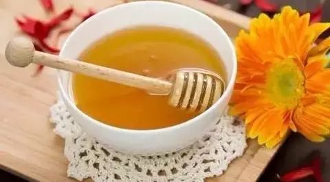 土蜂蜜的功效 孕妇能吃槐花蜂蜜吗 蜂蜜水的配比 蜂蜜卖场 蜂蜜变成白色固体