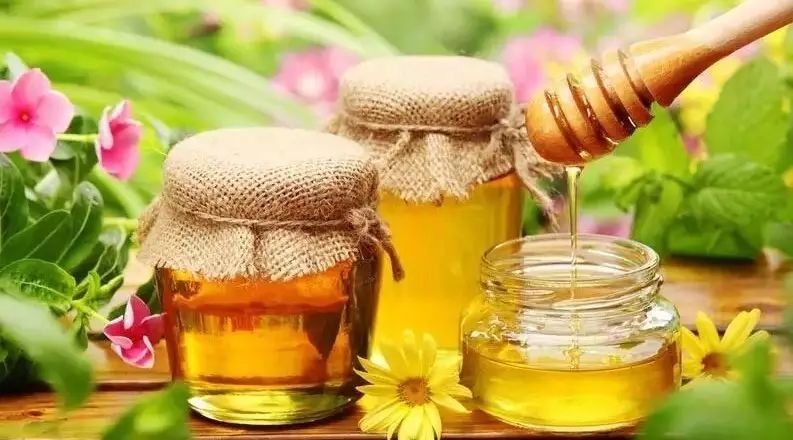 烟台甜园蜂蜜好么 柠檬加蜂蜜加枸杞 蜂蜜能做什么吃的 脸上抹蜂蜜有什么好处 怎么泡蜂蜜水好