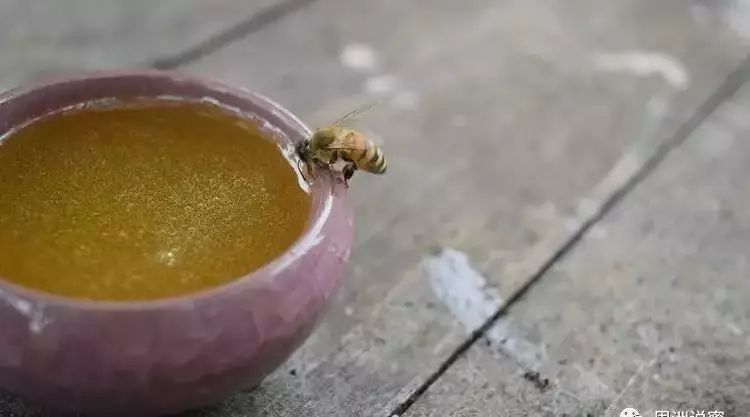 蜂蜜喝起来为什么会有酸味？还能不能吃？