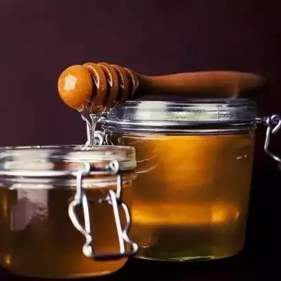 姜汁柠檬蜂蜜 柠檬加蜂蜜的功效 蜂蜜水放一天会坏吗 内分泌什么蜂蜜 野生蜂蜜