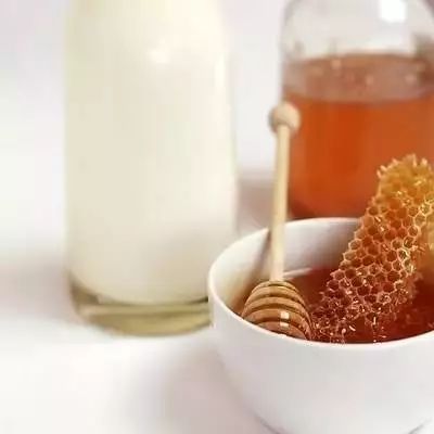 蜂蜜和荷叶 什么样的蜂蜜是变质的 蜂蜜生姜的功效与作用 有没有中性的蜂蜜 饭后多久喝蜂蜜水好