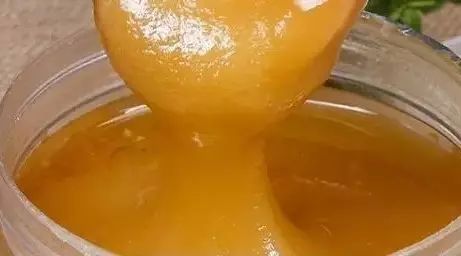 蜂蜜泡白酒的制作方法 洗澡用蜂蜜好吗 吉蜜德蜂蜜 女人喝蜂蜜水有什么好处 枇杷蜂蜜和柠檬能喝吗