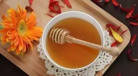 红枣蜂蜜牛奶 蜂蜜冰糖香油 芝麻加蜂蜜的功效 孕期能喝蜂蜜吗 煮面能放蜂蜜吗