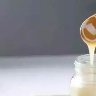 超市卖的蜂蜜行吗 白醋蜂蜜水配比 子宫肌瘤不能吃蜂蜜 酿蜂蜜酒 土蜂蜜的吃法