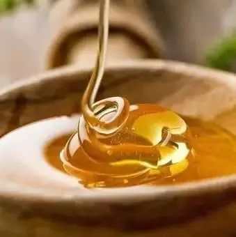 喝蜂蜜水的好处和坏处 蜂蜜没有蛋白质 几岁小孩可以喝蜂蜜 蜂蜜稠好还是稀好 柠檬姜大蒜苹果醋蜂蜜