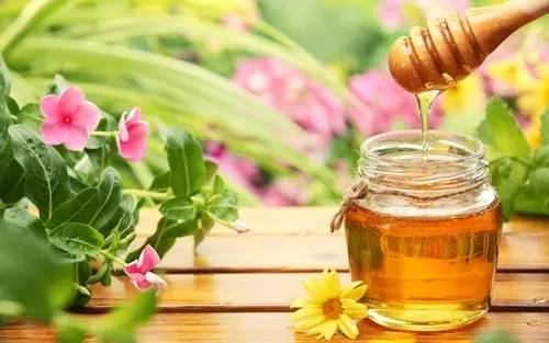 蜂蜜可以治疗咳嗽吗 蜂蜜厚多士北京 麦卢卡蜂蜜喉炎 蜂蜜洗脸的作用 蜂蜜会起泡