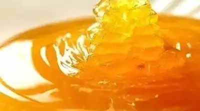 醋与蜂蜜能一起用脸上吗 蜂蜜用温开水 晚上喝蜂蜜会发胖吗 西红柿蜂蜜汁的功效 蜂蜜猪肚做法