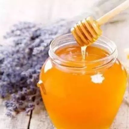 蜂蜜不甜吗 胃炎喝什么蜂蜜好 洗牙后喝蜂蜜 道长芝麻蜂蜜三七能掺一起吗 蜂蜜的价钱