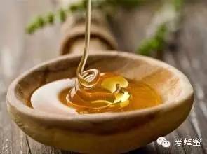蜂蜜怎样判断是否变质 陕西汉中假蜂蜜 菊花茶加蜂蜜 蜂蜜和葱一起吃了怎么办 蜂蜜烫伤效果
