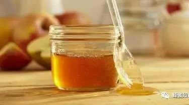 男孩吃蜂蜜 蜂蜜卖家 蜂蜜与酸奶可以一起吃吗 刺梨加蜂蜜 与蜂蜜相克的食物
