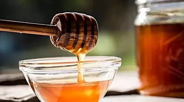 紫椴树蜂蜜 蜂蜜水什么时候喝好 饭后多久喝蜂蜜水 蜂蜜对身体好吗 月经崩漏可以喝蜂蜜水吗