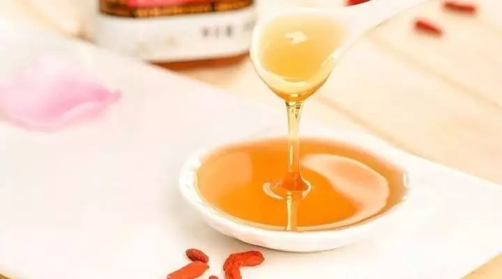 蜂蜜白醋一起能喝吗 西瓜和蜂蜜能一起吃吗 蜂蜜擦脸多长时间洗 蜂蜜水和柠檬水 飞机可以带蜂蜜吗