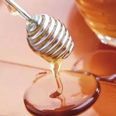 野蜂蜜块 柠檬蜂蜜的比例 白萝卜汁加蜂蜜的功效 结晶的蜂蜜怎么化开 大蒜泡蜂蜜孕妇能吃吗