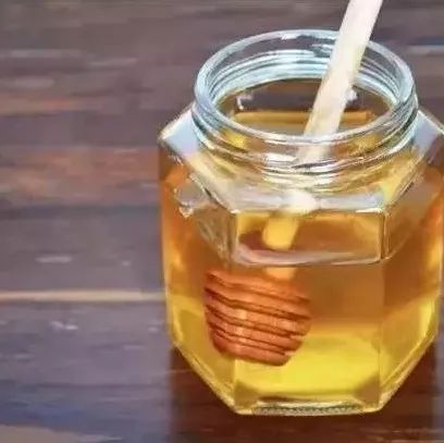 姜水冲蜂蜜喝有什么功效 石堡蜂蜜甜满 人参泡酒加蜂蜜 柚子蜂蜜茶有什么功效 瓶装蜂蜜图片
