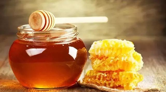 蜂蜜脱水法 假蜂蜜制作过程 蜂蜜桃仁的做法 什么蜂蜜对嗓子好 蜂蜜巢