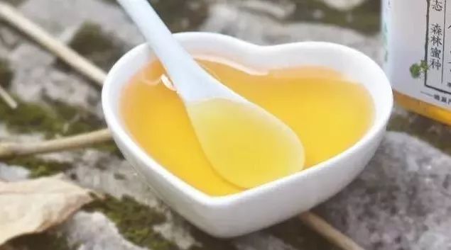 原浆蜂蜜怎么吃 降龙木蜂蜜功效 蜂蜜可以过安检吗 蜂蜜柠檬水泡多久 蜂蜜秘密