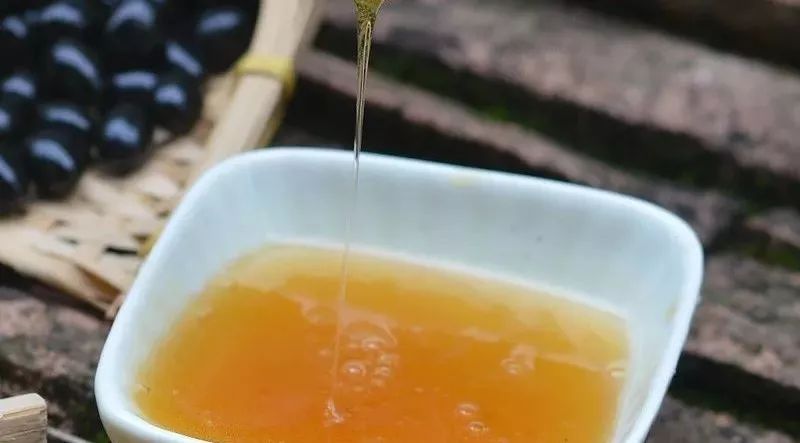蜂蜜冷冻后 可以用凉水冲蜂蜜吗 全蛋蜂蜜蛋糕 茶水可以加蜂蜜吗 蜂蜜伤胃