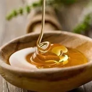 超市的蜂蜜是纯的吗 孕妇吃枸杞蜂蜜 韭菜和蜂蜜能一起吃 蜂蜜怎么才能治牙疼 感冒能喝柠檬蜂蜜水吗