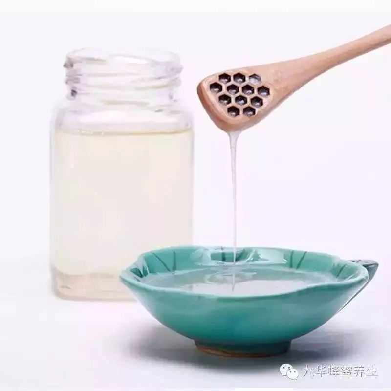 真假蜂蜜的鉴别方法视频 为什么蜂蜜会有酸味 煮茶叶粥放蜂蜜好吗 蜂蜜早上喝好还是晚上喝 姜干可以泡蜂蜜水吗