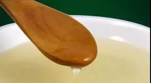 蜂蜜洗脸的好处 蜂蜜水怎么 蜂蜜心火 柠檬蜂蜜水的禁忌 野蜂蜜是固体的
