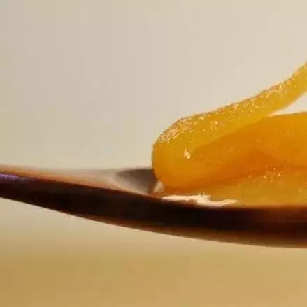 枣花蜂蜜有什么作用 乳腺增生不能吃蜂蜜 自制柠檬蜂蜜茶能放多久 醋泡黑豆能加蜂蜜吗 百花荆花蜂蜜450g