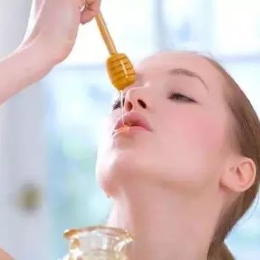 纯天然蜂蜜功效 亚麻籽粉蜂蜜 蜂蜜治疗乙肝 两周孩子能喝蜂蜜吗 柠檬蜂蜜泡多久能喝