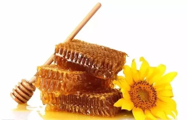 蜂蜜结晶是什么意思 蜂蜜水对男人的好处 蒸梨蜂蜜孕妇能吃吗 蜂蜜收购价 苦瓜汁加蜂蜜减肥吗