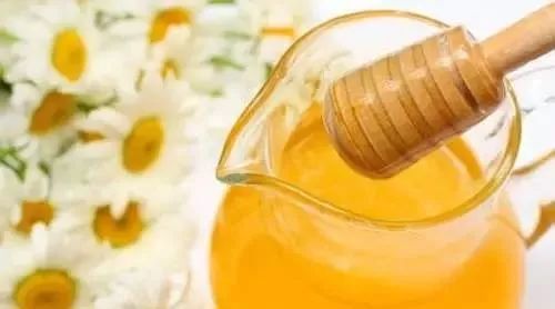 蜂蜜核桃仁怎么保存 怎么用蜂蜜给肉上色 蜂蜜与蜂王浆 那种蜂蜜排毒 蜂蜜面膜做多长时间