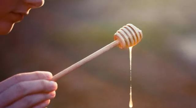 煎鸡胸肉蜂蜜 吃蜂蜜后多久能吃葱 温性蜂蜜有哪些 喝蜂蜜水忌什么 蜂蜜橙子止咳