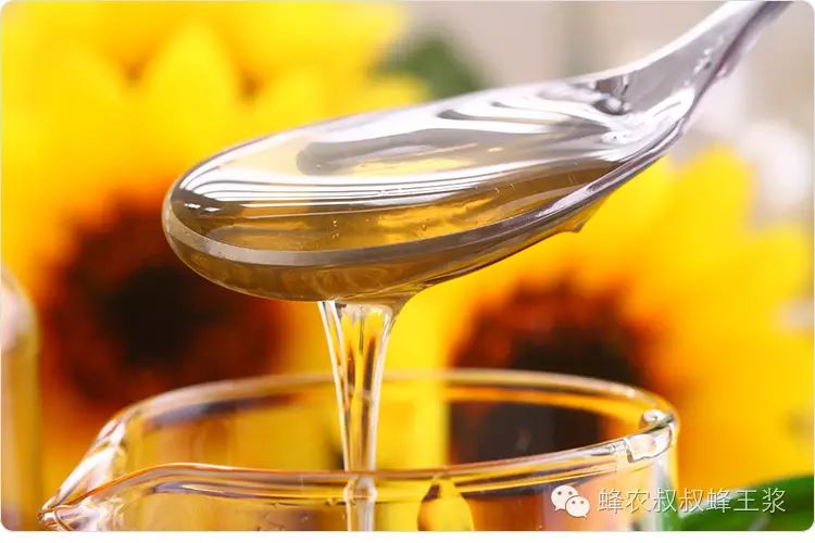 柠檬蜂蜜发霉了怎么办 蜂蜜红枣稀饭 假蜂蜜的制造配方 柠檬蜂蜜水的功效 蜂蜜水喝多少毫升