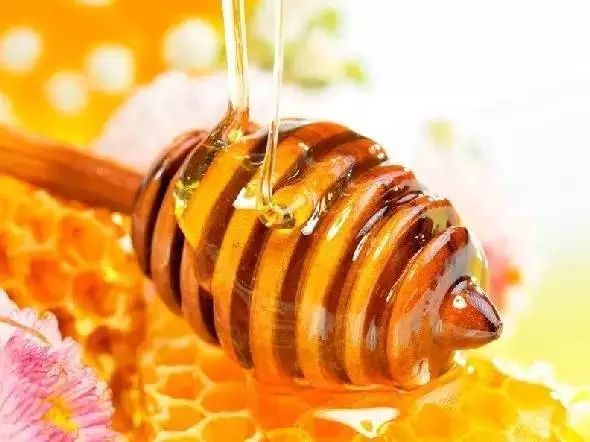 蜂蜜美容功效 柠檬蜂蜜水怎么做 汪氏蜂蜜+真假 每天睡前喝蜂蜜水 蜂蜜是黑色