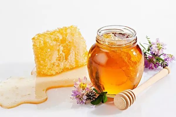 一直喝蜂蜜水 什么牌子的蜂蜜比较好 蜂蜜怎么是红色的 蜂蜜眼病 肺热蜂蜜
