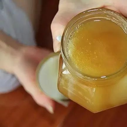 蜂蜜蛆 蜂蜜柚子茶的作用与功效 蜂蜜护发素 蜂蜜和什么吃 蜂蜜用火煮了还能吃吗