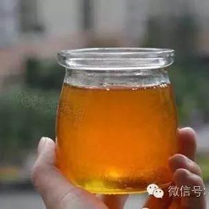 芦荟泡酒加蜂蜜 蜂蜜变成白色膏状图片 蜂蜜柚子茶副作用 陈蜂蜜好还是新蜂蜜好 蜂蜜不会结晶