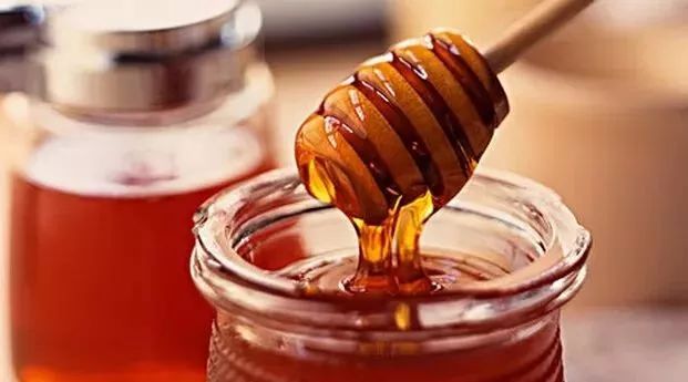 蜂蜜水的作用与功效大揭秘 野蜂蜜多少钱一斤 蜂蜜多少钱 4岁小孩能吃蜂蜜吗 蜂蜜做月饼