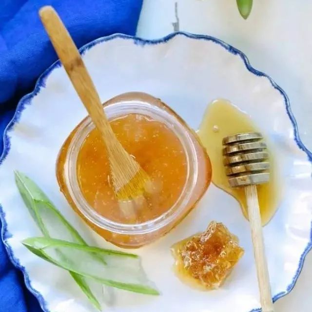 蜂蜜怎样吃减肥 乙肝能吃蜂蜜吗 喝完蜂蜜水肚子叫 三岁小孩能喝蜂蜜水吗 蜂蜜榨汁