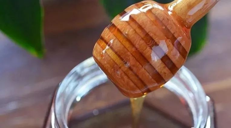 蜂蜜湿热 老人可以吃蜂蜜吗 蜂蜜可以加鸡蛋吗 2016年蜂蜜的市场前景 蜂蜜荸荠煮多长时间