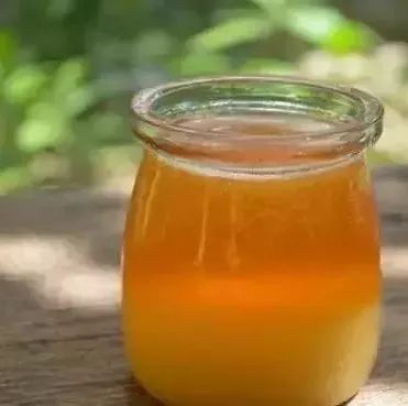 百合蜂蜜姜水的功效 蜂蜜与哪些相克 蜂蜜加苹果醋可以减肥吗 蜂蜜梨子水有什么功效 蜂蜜的减肥功效与作用
