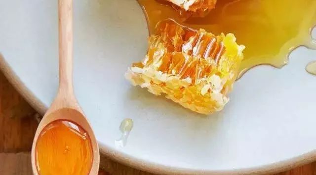 蜂蜜水能降血压吗 蜂蜜烤坚果 自制蜂蜜柠檬可以放多久 儿子喝蜂蜜 牛奶加蜂蜜美白