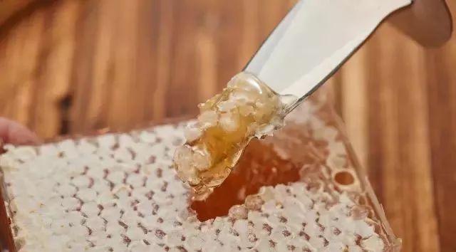 面包蜂蜜 蜂蜜水份多 喝蜂蜜血糖能高吗 什么牌的蜂蜜比较好 百花蜂蜜