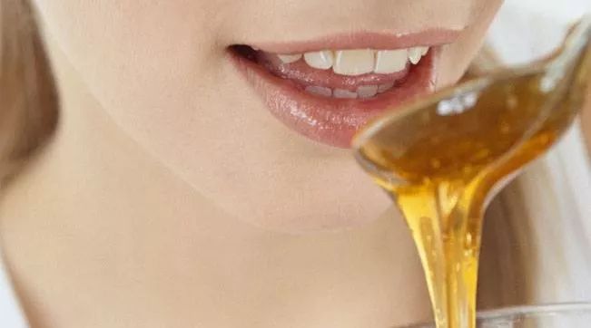 生姜沏蜂蜜水喝可以治疗牛皮癣吗 宫缩喝蜂蜜水 蜂蜜养生知识 怀德堂蜂蜜 映山红黑蜂蜜