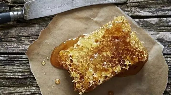 如何判断蜂蜜的真假 喝酒后能喝蜂蜜吗 蜂蜜和菠萝能一起吃吗 蜂蜜补水面膜 卵巢蜂蜜