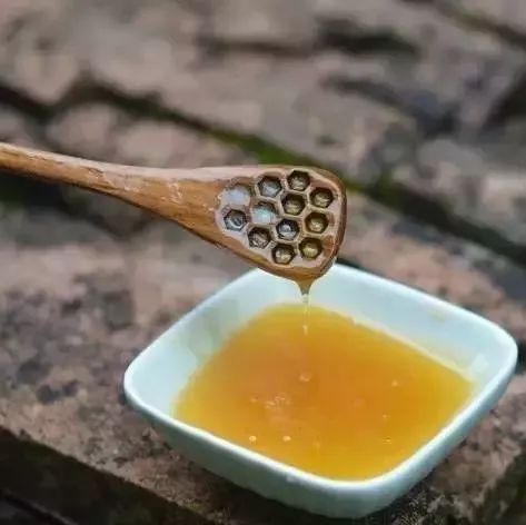 蜂蜜最主要的成分 蜂蜜怎么倒出来 白醋和蜂蜜减肥法 蜂蜜和花粉的哪个好 怎样用蜂蜜美容