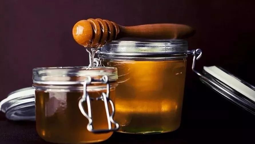 蜂蜜吃法 蜂蜜面膜有什么好处 喝蜂蜜水的10大禁忌 蜂蜜结晶了还能喝吗 青少年喝蜂蜜水好吗