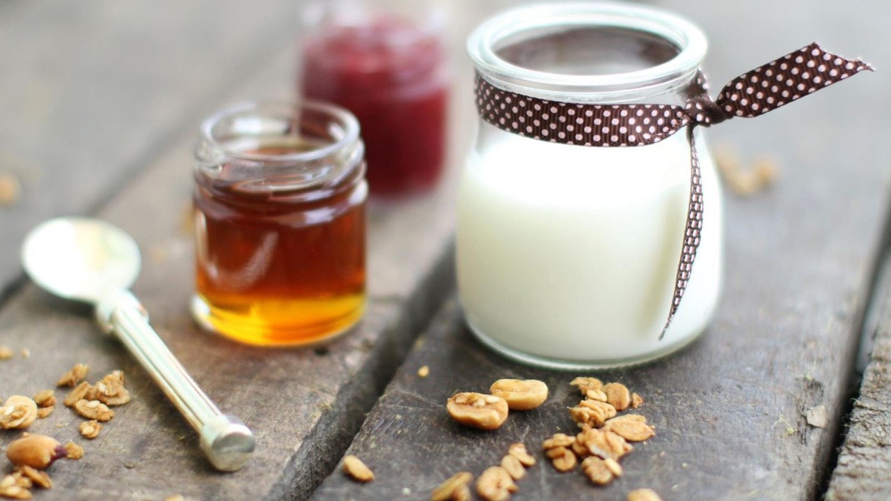 喝蜂蜜姜水的好处 怀孕可以吃蜂蜜吗 新疆葵花蜂蜜 云南野生蜂蜜可以吃吗 蜂蜜皂洗脸好吗