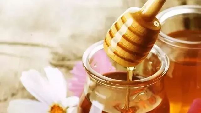 蜂蜜小小软软麻花加盟 蜂蜜结冻怎么办 蜂蜜温度 蜂蜜腌柠檬喝久了好吗 樱花蜂蜜功效