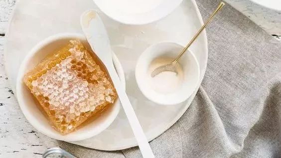 蜂蜜水过夜了还能喝吗 天津附近蜂蜜专卖店 制首乌加蜂蜜 蜂蜜补脑 金桔蜂蜜茶的做法