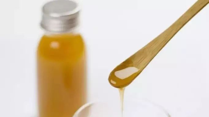 蜂蜜珍珠粉面膜 蜂蜜如何饮用 快递蜂蜜破损了怎么办 蜂蜜加冷水还是热水 蜂蜜美容效果