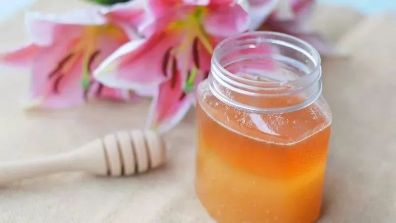 吃蜂蜜有什么好处 彩虹另一端蜂蜜 红茶和蜂蜜能一起喝吗 蜂蜜泡玫瑰 蜂蜜泡佛手的做法