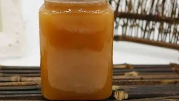 蜂蜜搅拌棒的作用 硬蜜和蜂蜜的区别 蜂蜜对嗓子有好处吗 蜂蜜柠檬菊花 哪里有买装蜂蜜的